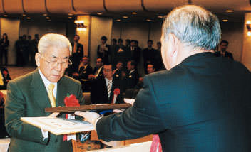 Fujikin receives an award in the 1st Monodzukuri Grand Prize Awards for parts (Nikkan Kogyo Shimbun)