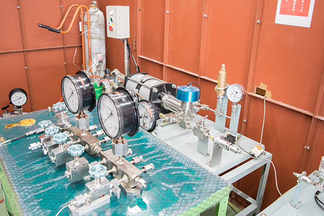 Ultra high pressure gas testing equipment