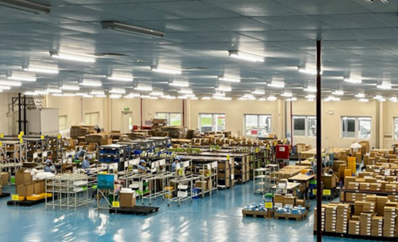 （写真5）LED照明に交換した倉庫の様子