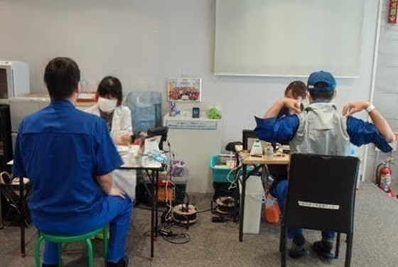 （写真7）大阪工場 東大阪 献血受付の様子