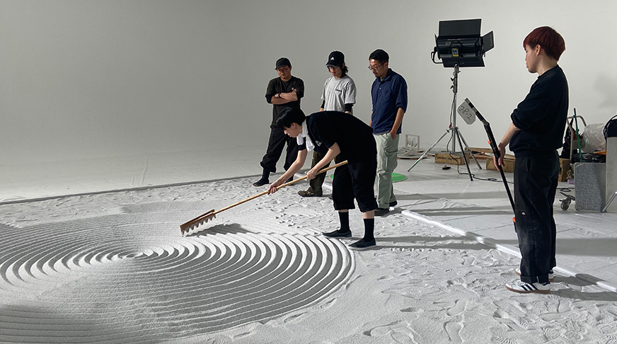 ワンカットごとに手作業で砂紋を描きます