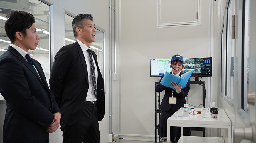 クリーンルーム内でのバルブ組み立て・検査の様子